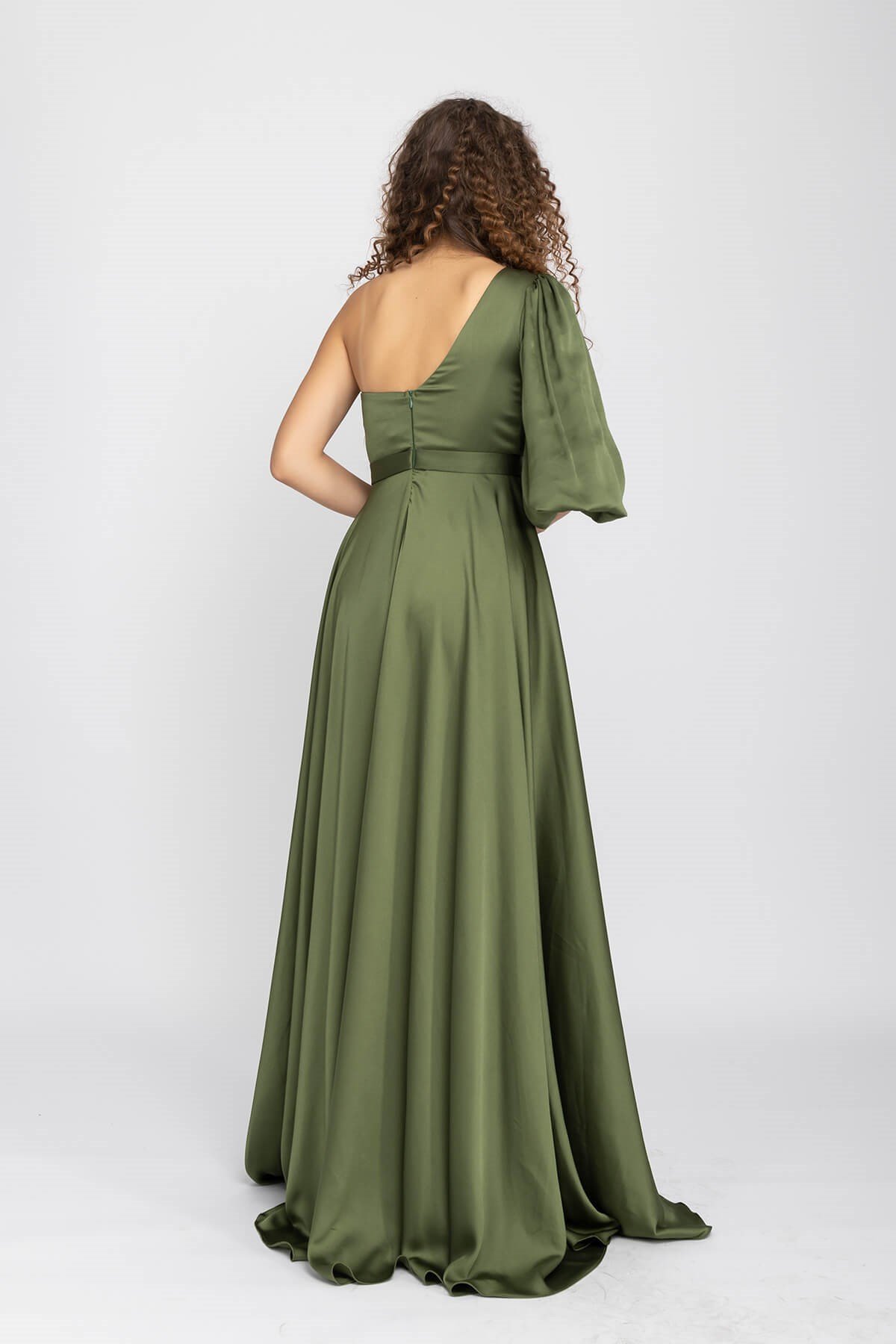 1337 KB Tek Omuz Balon Kol Yırtmaçlı Saten Abiye Elbise