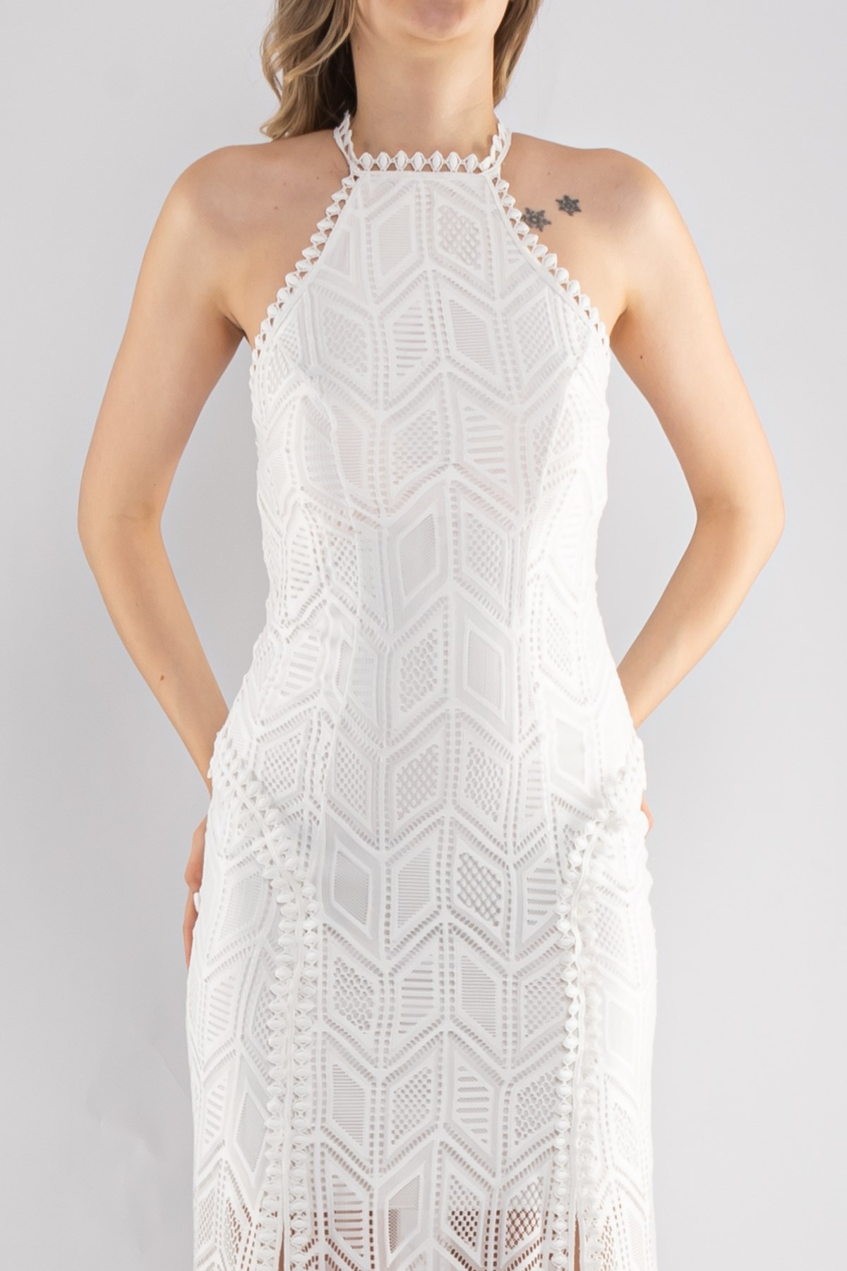 1360 Derin Sırt Dekolteli Halter Yaka Yırtmaçlı Dantel Uzun Elbise