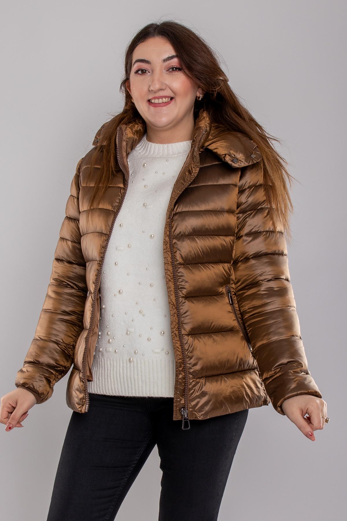 1377 Düz Desen Parlak Kapüşonlu Astarlı Kısa Mont