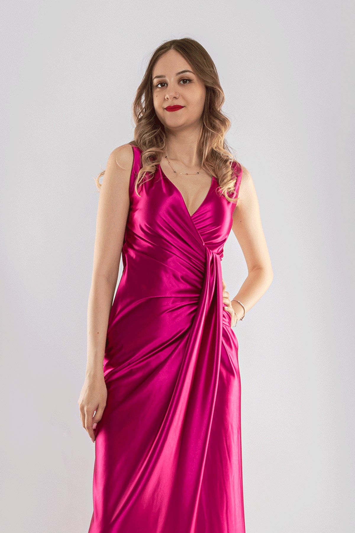 1415 Önü Geçmeli Parlak Saten Uzun Abiye Elbise