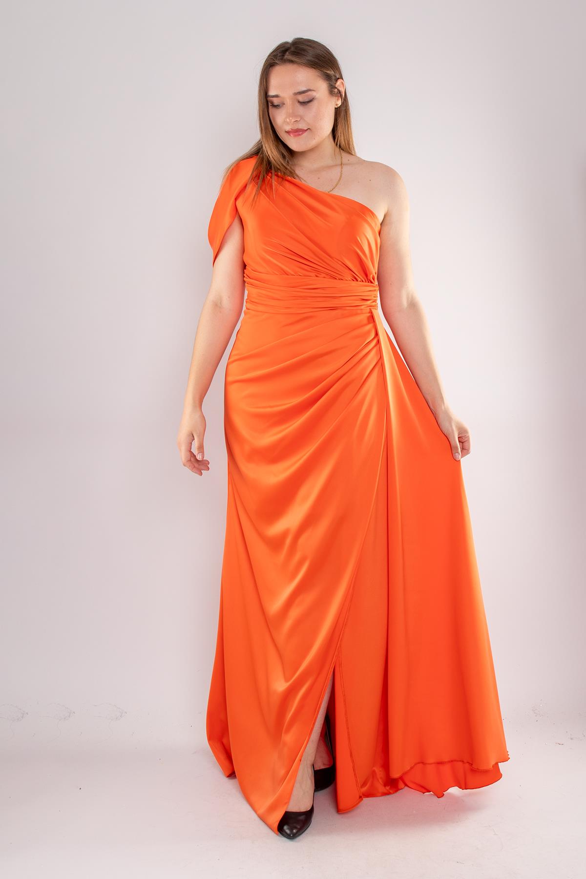 1465 Büyük Beden Tek Omuz Beli Drape Kuyruklu Uzun Saten Elbise