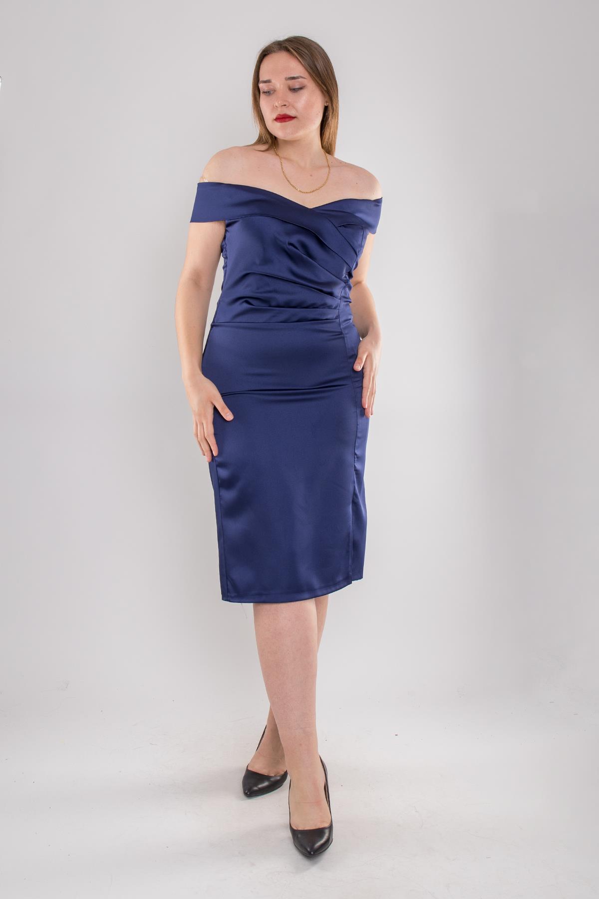 1483 Büyük Beden Madonna Yaka Beli Drape Straplez Kısa Saten Elbise