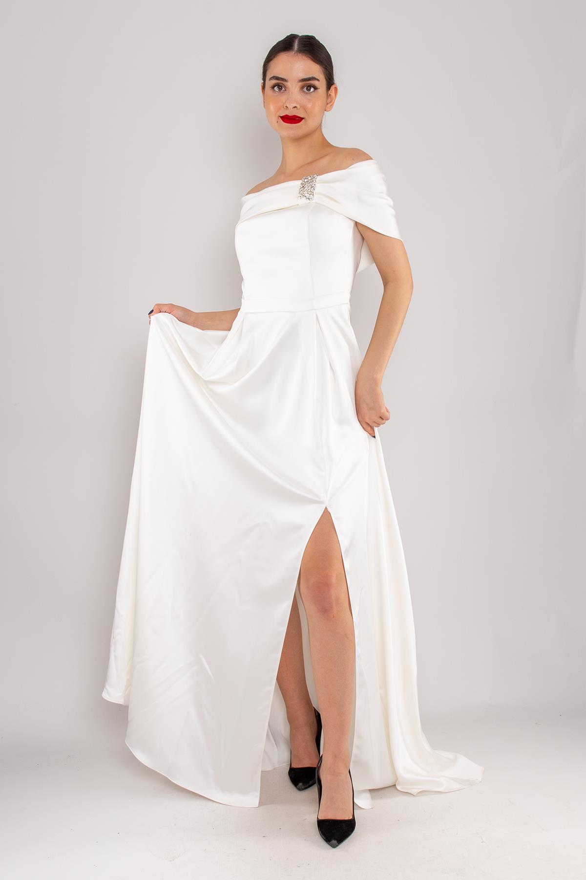 1504 Straplez Yaka Taşlı Fiyonk Detay Yırtmaçlı Uzun Saten Elbise