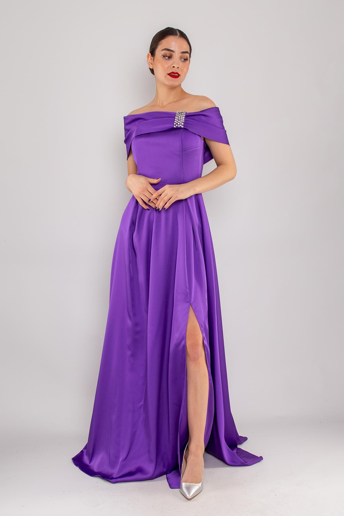 1504 Straplez Yaka Taşlı Fiyonk Detay Yırtmaçlı Uzun Saten Elbise