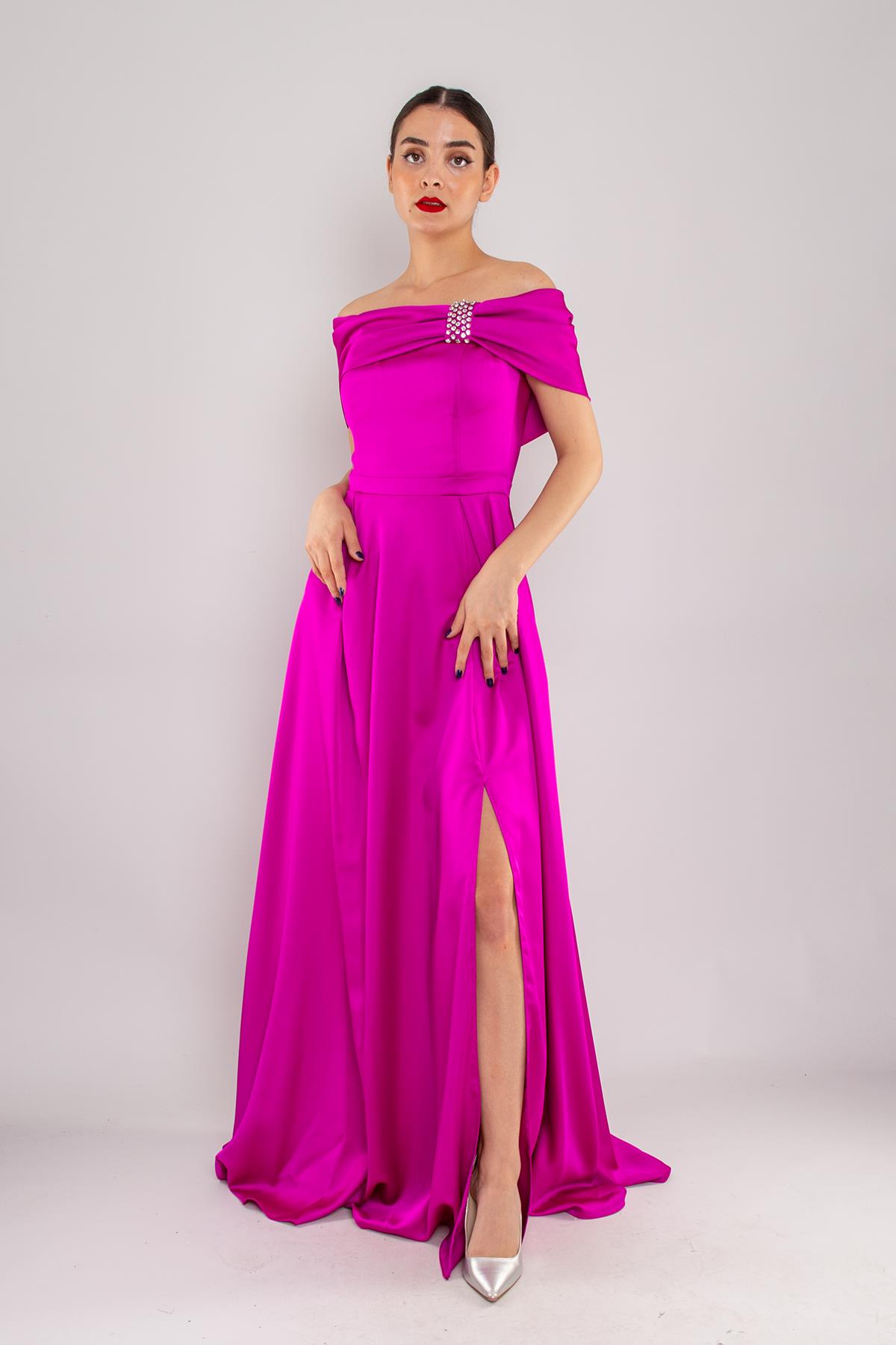 1504 Straplez Yaka Taşlı Fiyonk Detay Yırtmaçlı Uzun Saten Elbise