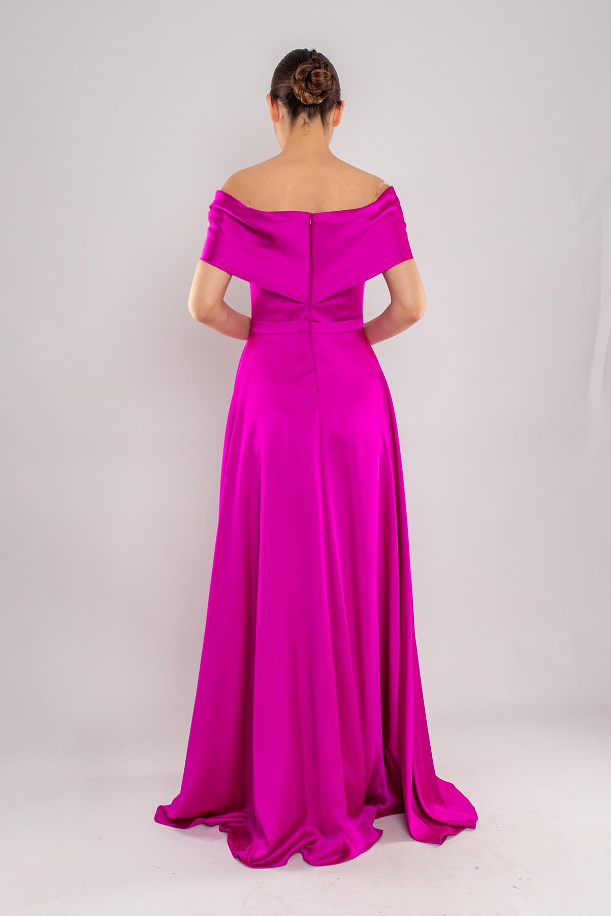 1504 Straplez Yaka Taşlı Fiyonk Detay Yırtmaçlı Uzun Saten Elbise