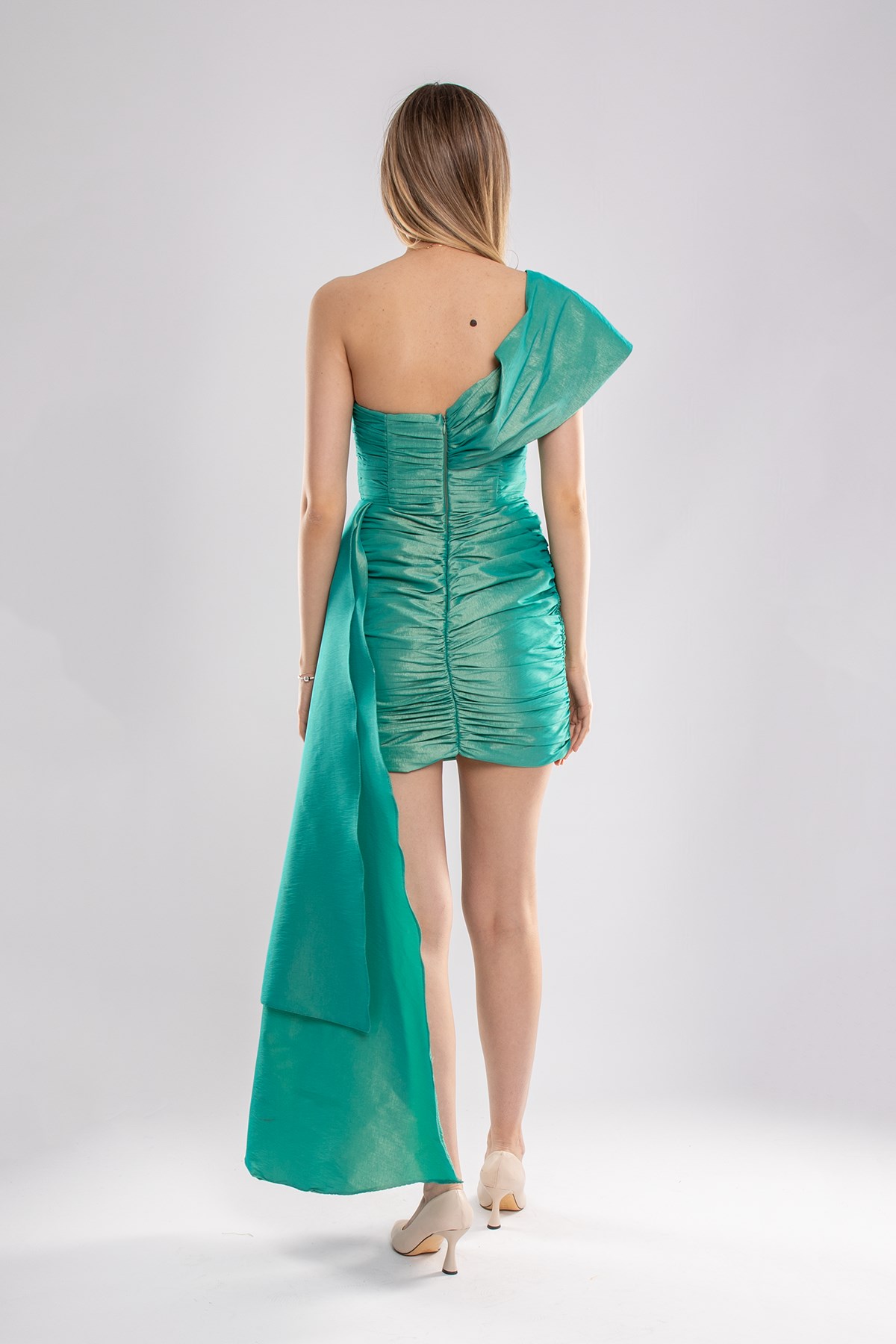 1516 Tek Omuz Yandan Kuyruklu Drapeli Kısa Tafta Elbise