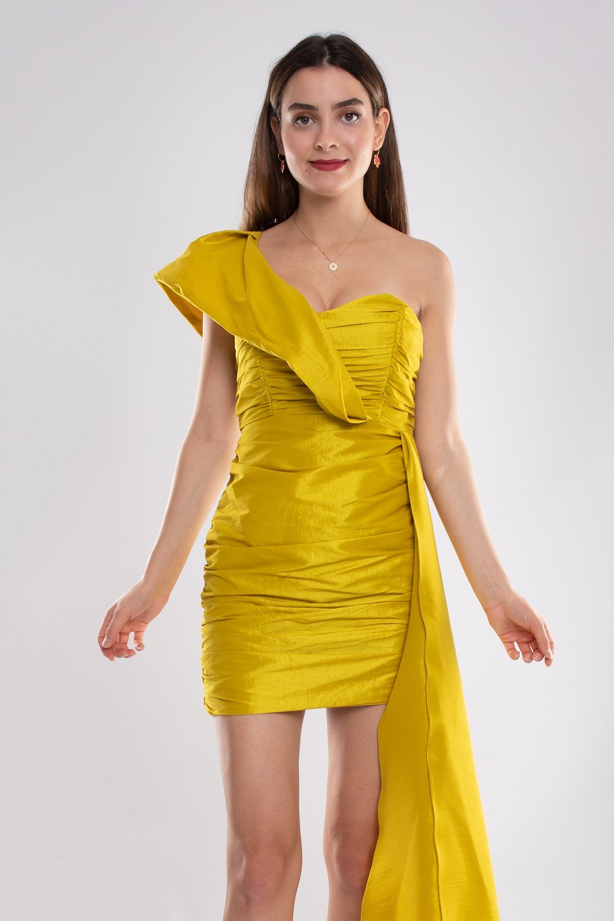 1516 Tek Omuz Yandan Kuyruklu Drapeli Kısa Tafta Elbise