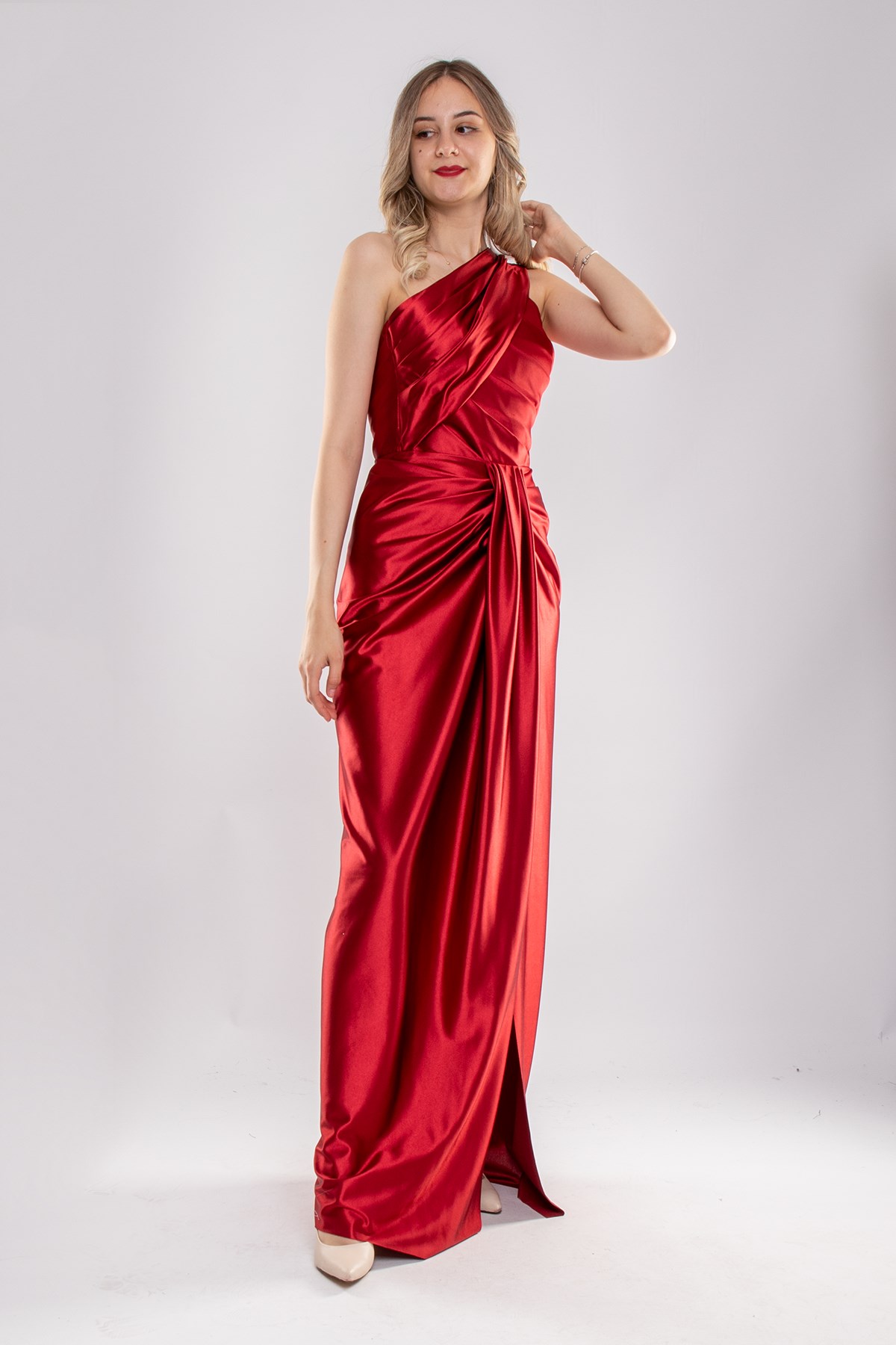 1520 Tek Omuz Saten Yaka Asimetrik Drapeli Önü Geçmeli Uzun Elbise