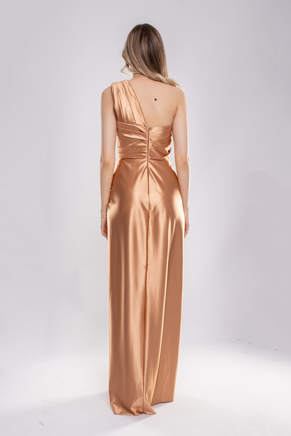 1520 Tek Omuz Saten Yaka Asimetrik Drapeli Önü Geçmeli Uzun Elbise