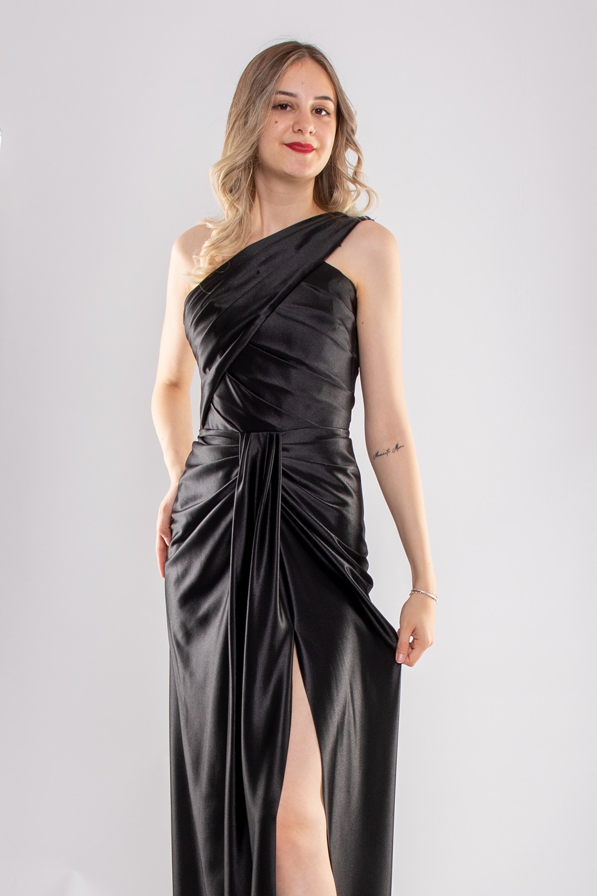 1520 Tek Omuz Saten Yaka Asimetrik Drapeli Önü Geçmeli Uzun Elbise