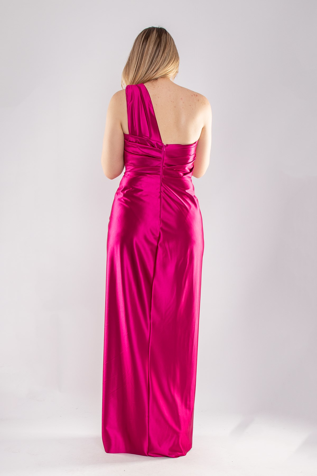 1520 Tek Omuz Saten Yaka Asimetrik Drapeli Önü Geçmeli Uzun Elbise