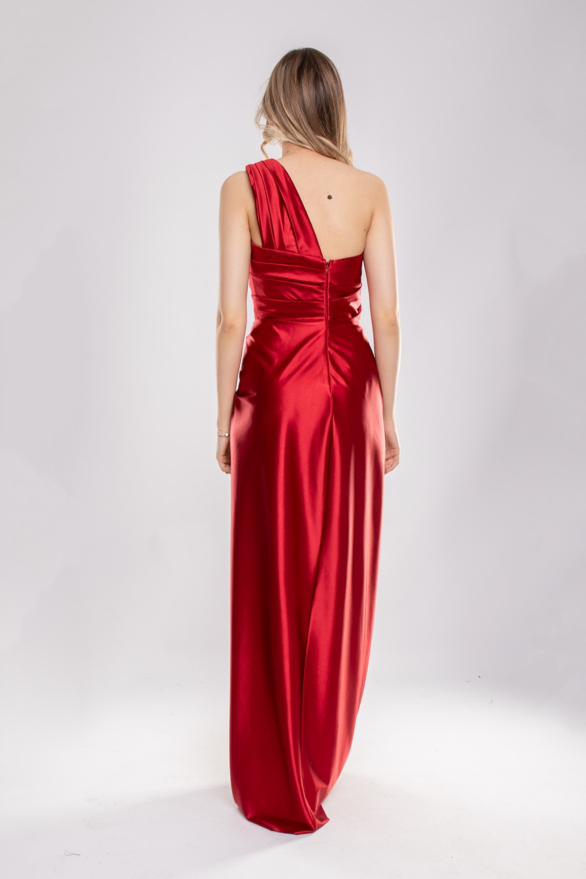 1520 Tek Omuz Saten Yaka Asimetrik Drapeli Önü Geçmeli Uzun Elbise