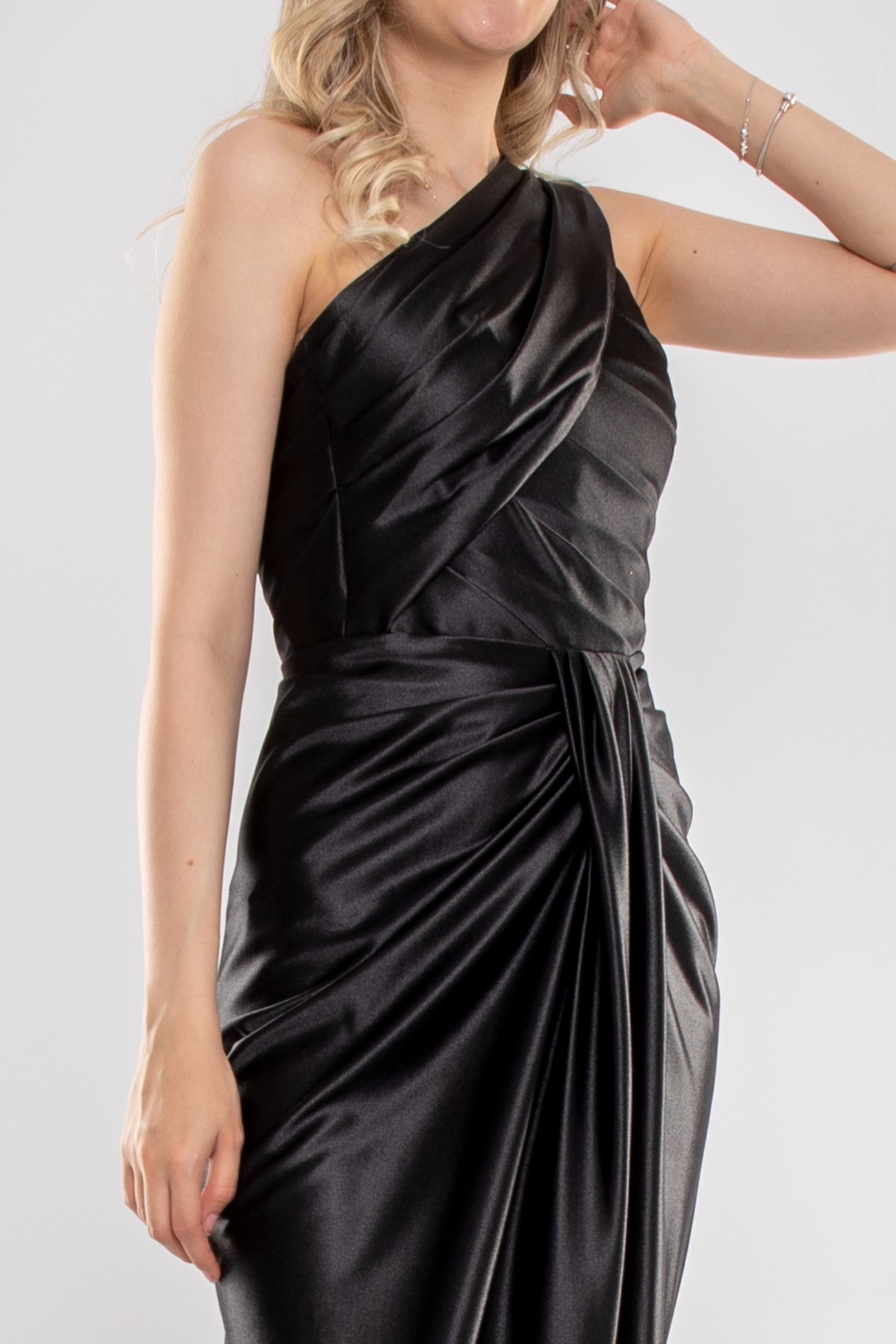 1520 Tek Omuz Saten Yaka Asimetrik Drapeli Önü Geçmeli Uzun Elbise