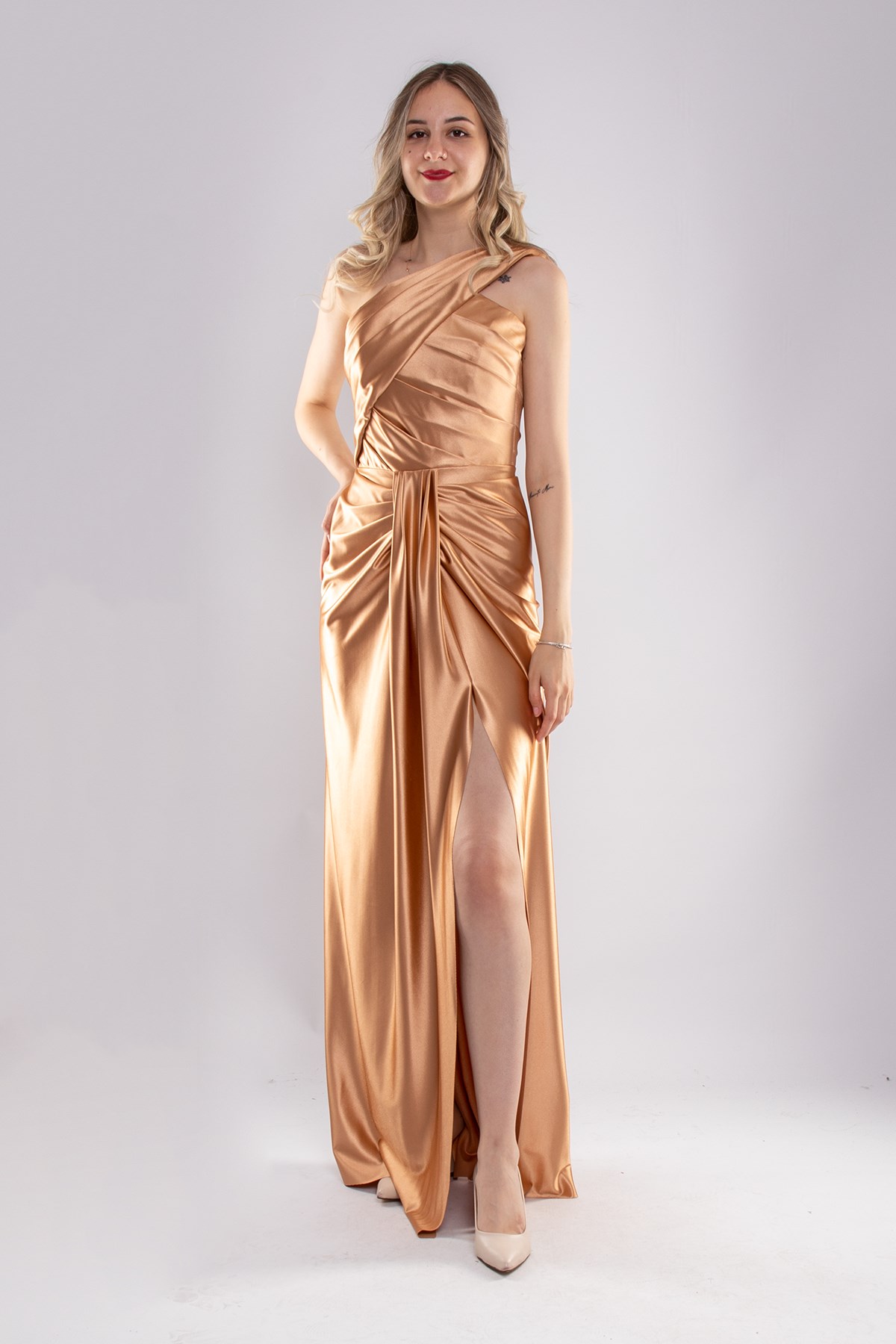 1520 Tek Omuz Saten Yaka Asimetrik Drapeli Önü Geçmeli Uzun Elbise