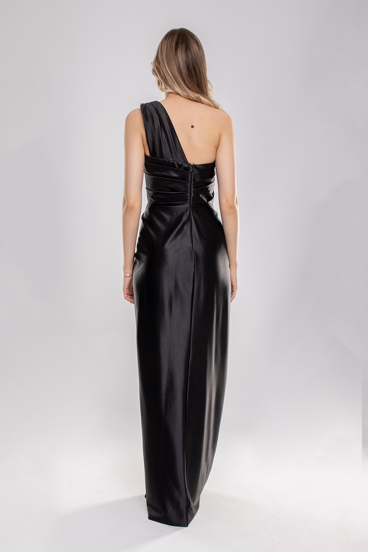 1520 Tek Omuz Saten Yaka Asimetrik Drapeli Önü Geçmeli Uzun Elbise