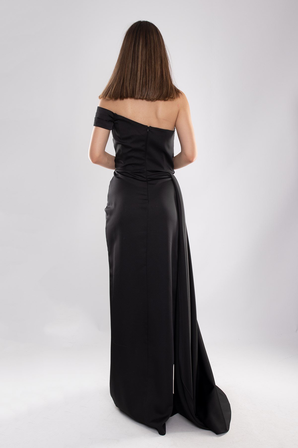 1550 Tek Omuz Göğüs Boncuklu Drape Yırtmaçlı Uzun Saten Elbise