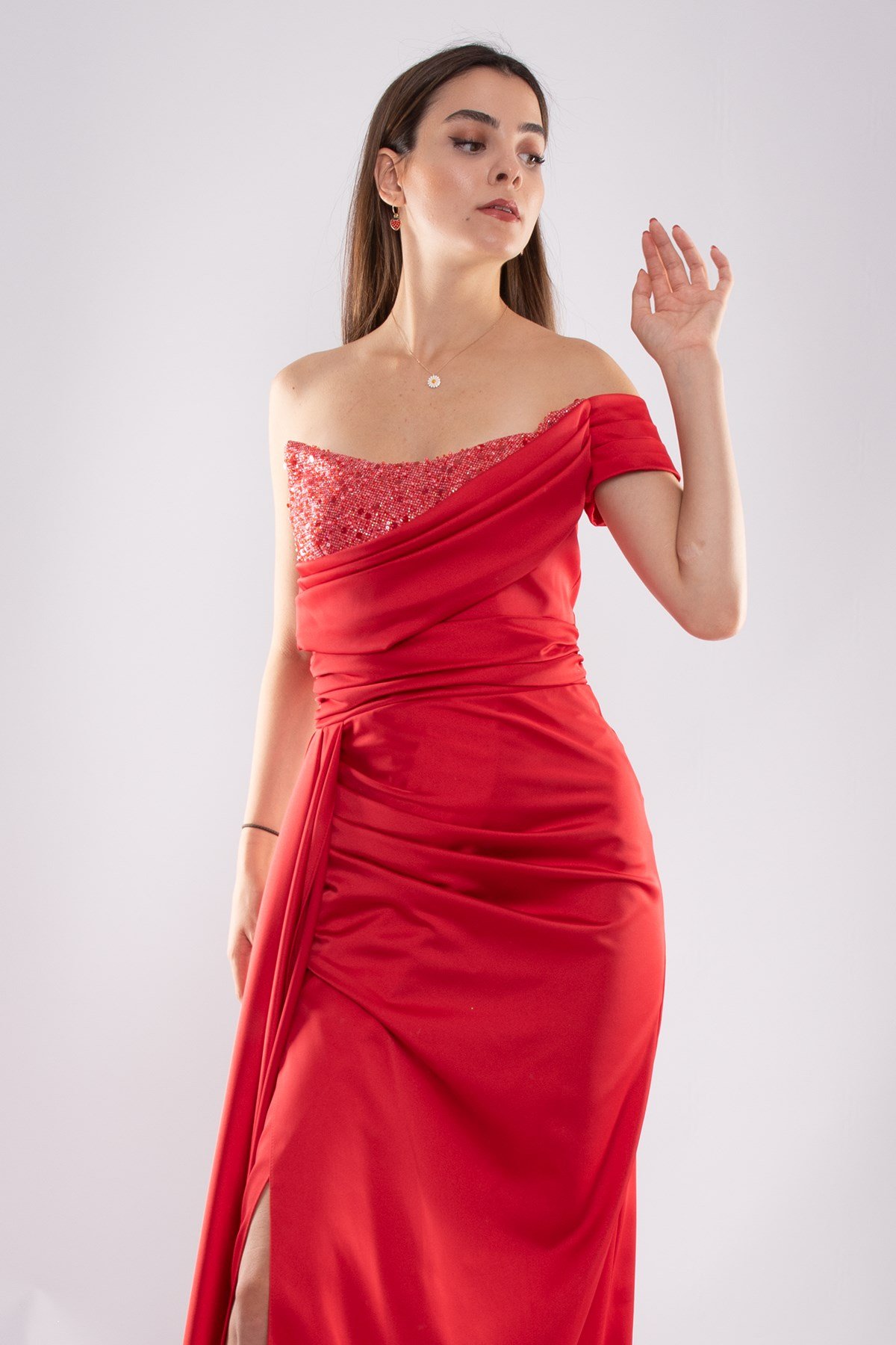 1550 Tek Omuz Göğüs Boncuklu Drape Yırtmaçlı Uzun Saten Elbise