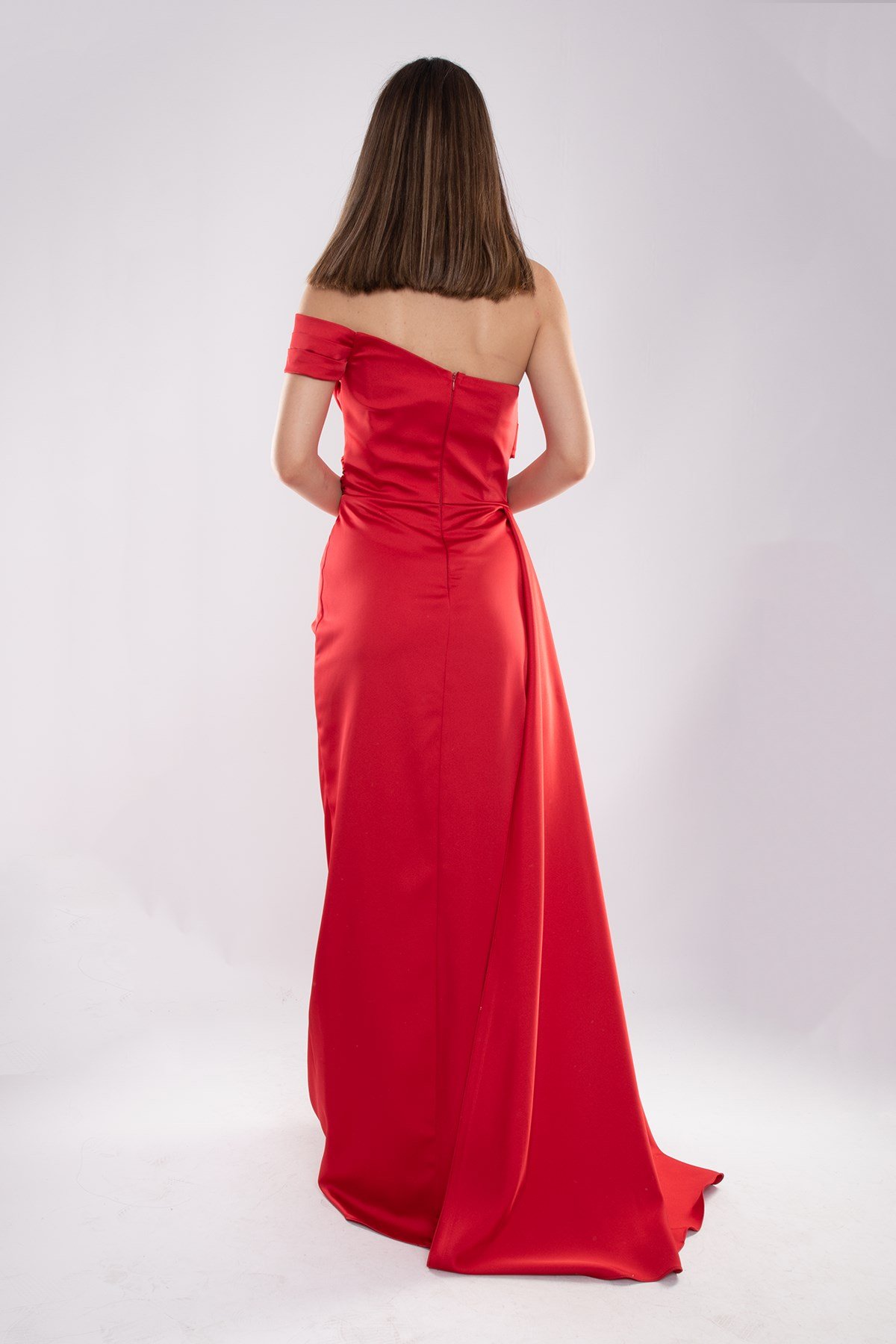 1550 Tek Omuz Göğüs Boncuklu Drape Yırtmaçlı Uzun Saten Elbise