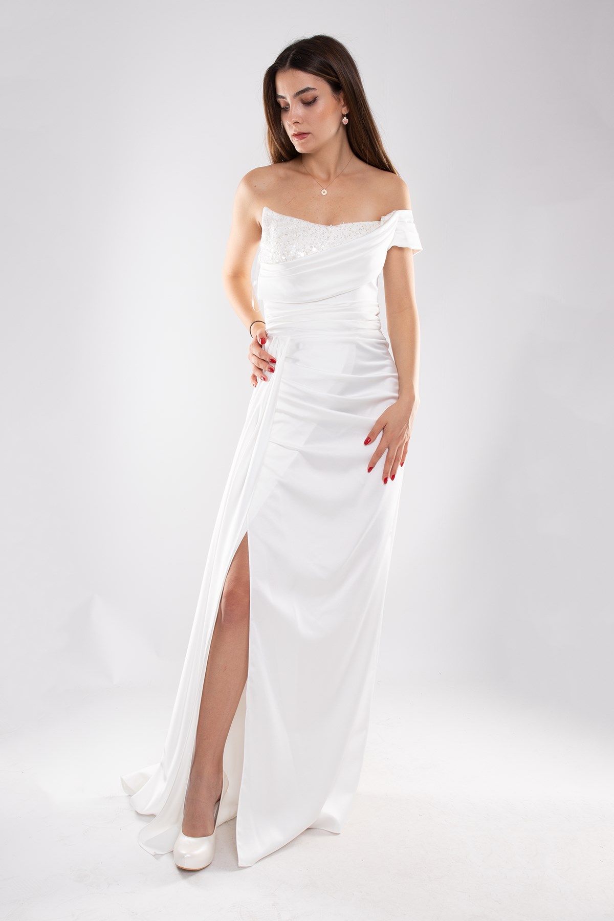 1550 Tek Omuz Göğüs Boncuklu Drape Yırtmaçlı Uzun Saten Elbise