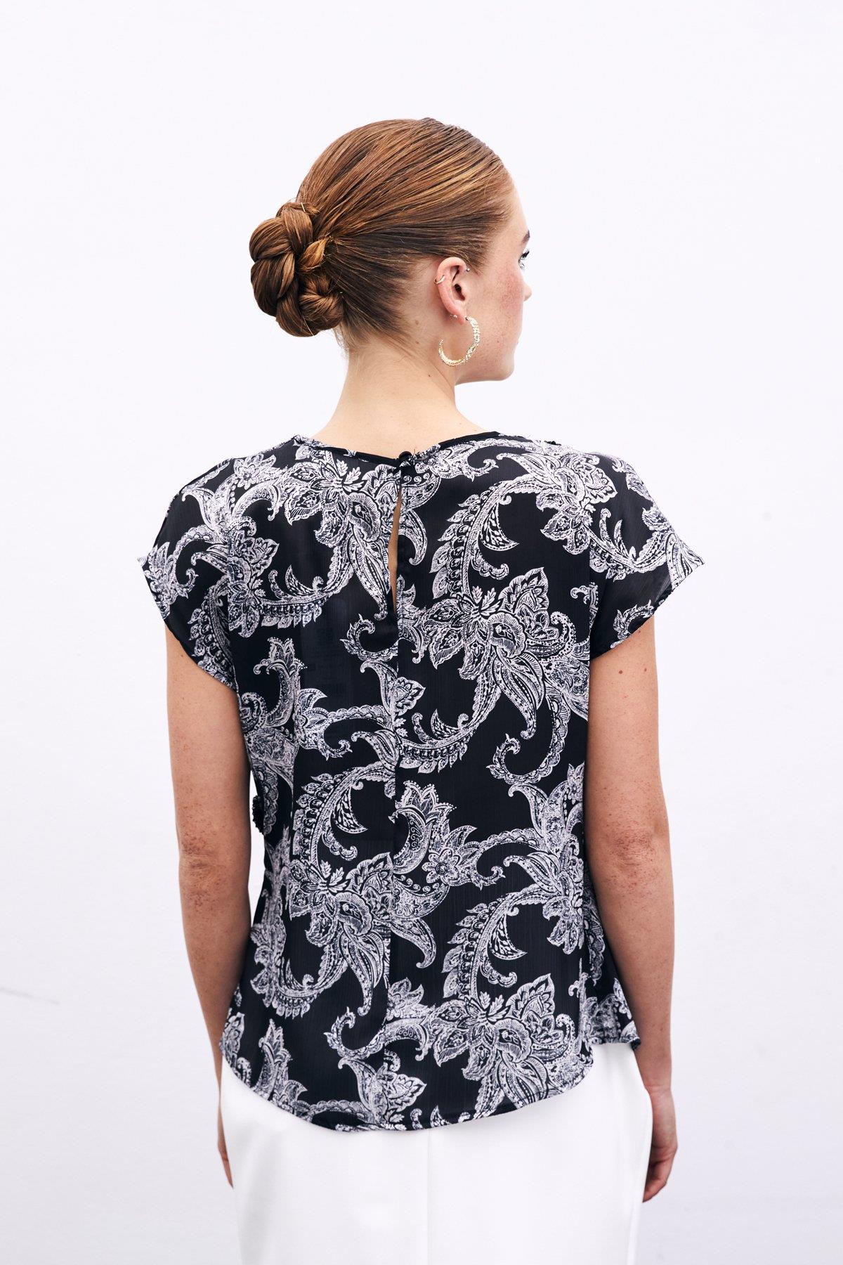 1729-1001 Desenli Aksesuar Detaylı Bluz