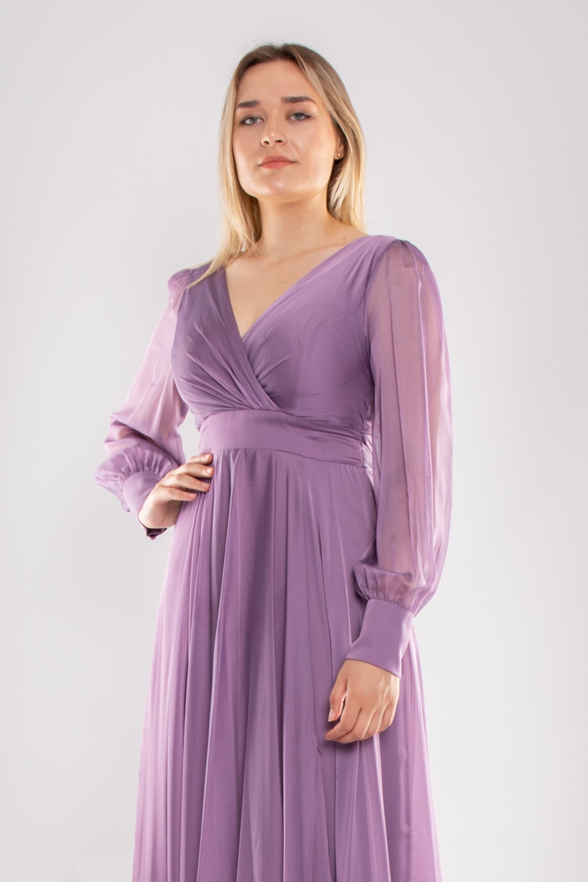 2082 Büyük Beden Kristal Şifon Kruvaze Yaka Yırtmaçlı Kollu Uzun Abiye