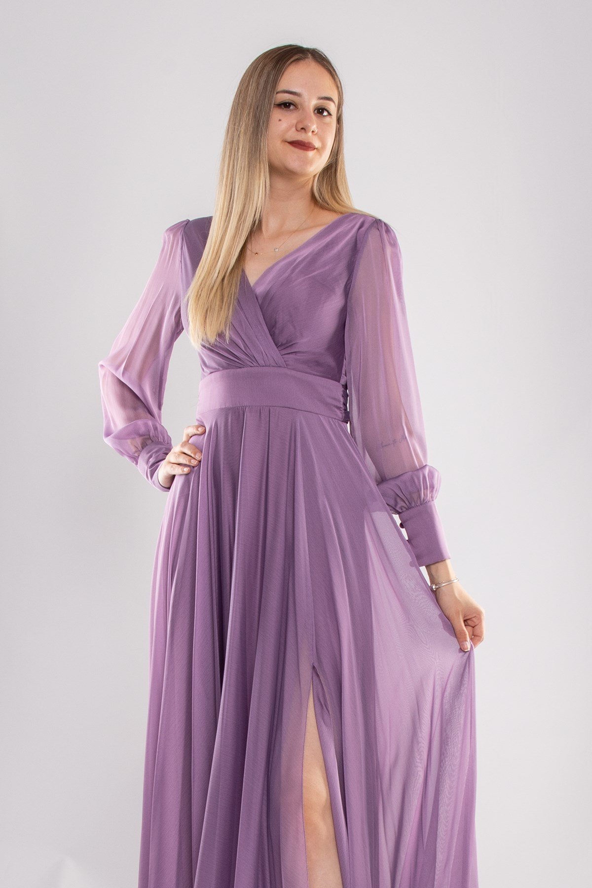 2082 Kristal Şifon Kruvaze Yaka Yırtmaçlı Kollu Uzun Abiye