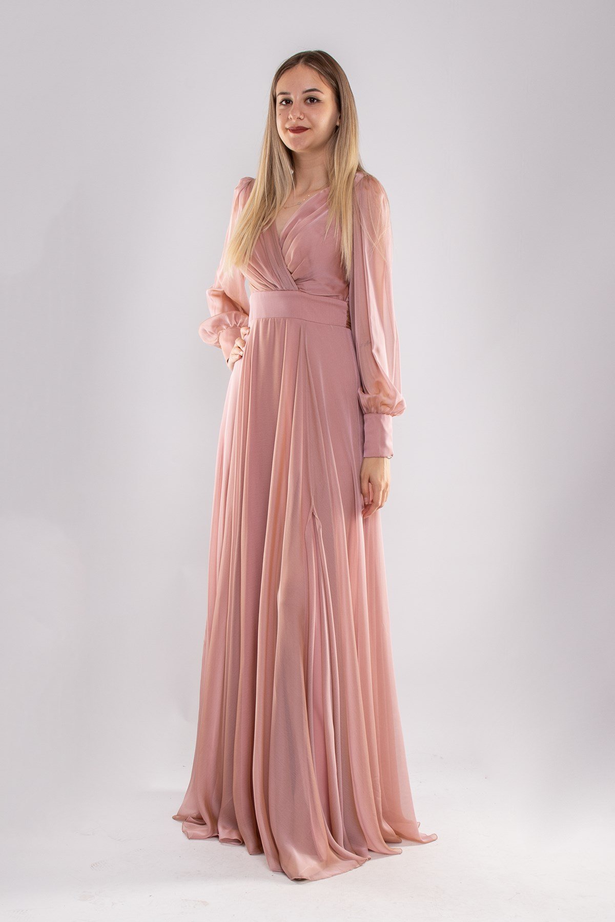 2082 Kristal Şifon Kruvaze Yaka Yırtmaçlı Kollu Uzun Abiye