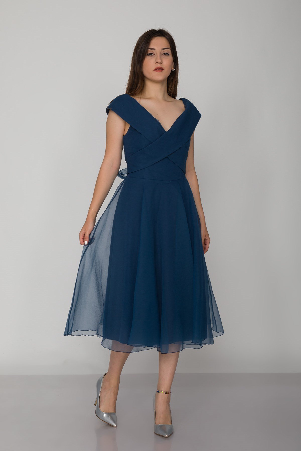 2090 Organze Kumaş Çapraz Kruvaze Yaka Kloş Etekli Kısa Elbise