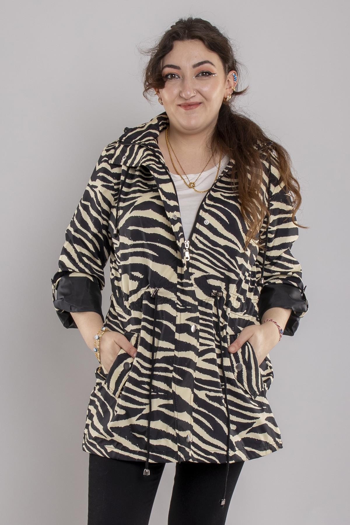 2125-1 Büyük Beden Beli Bağcıklı Karışık Desenli Kapüşonlu Astarlı Pamuklu Yağmurluk