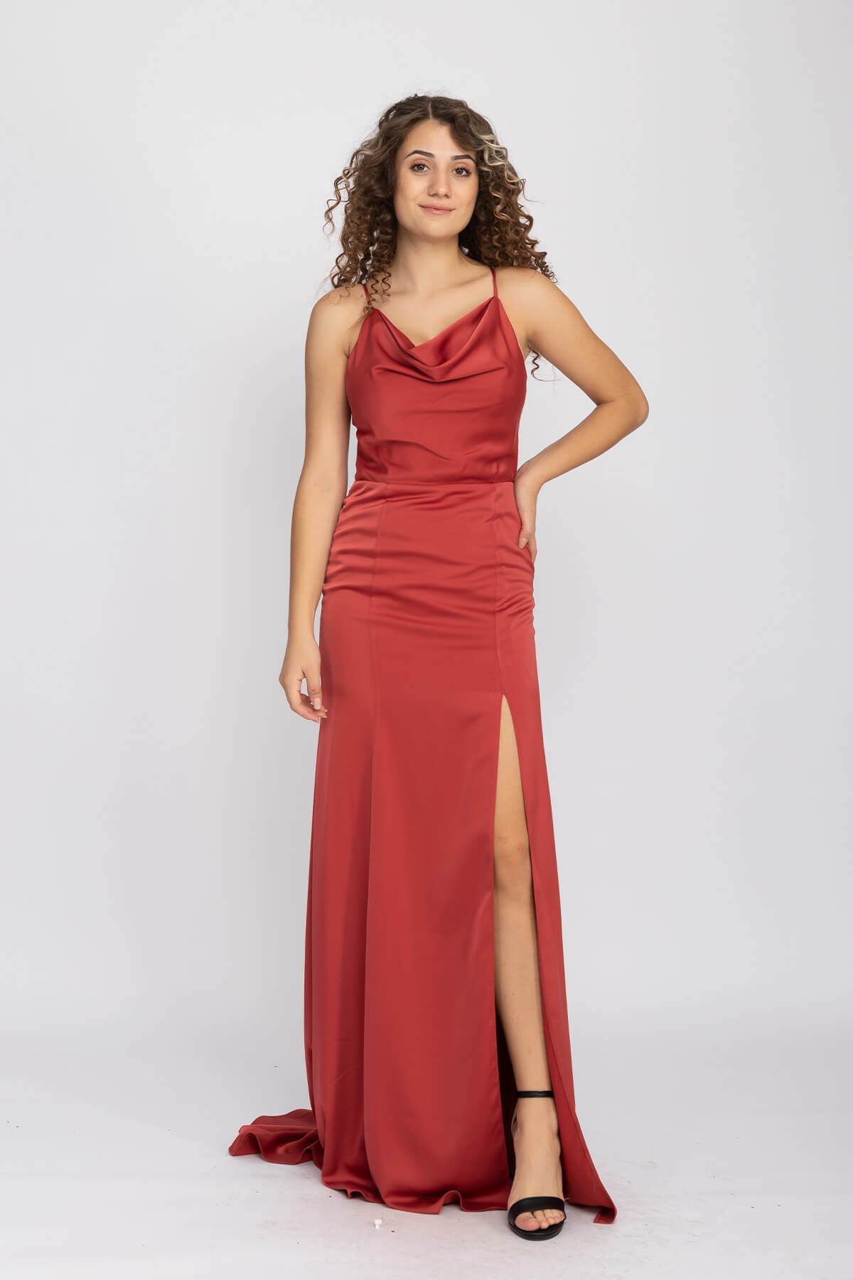 2125 Şalyaka İpli Yırtmaç ve Kuyruklu İpek Saten Uzun Abiye