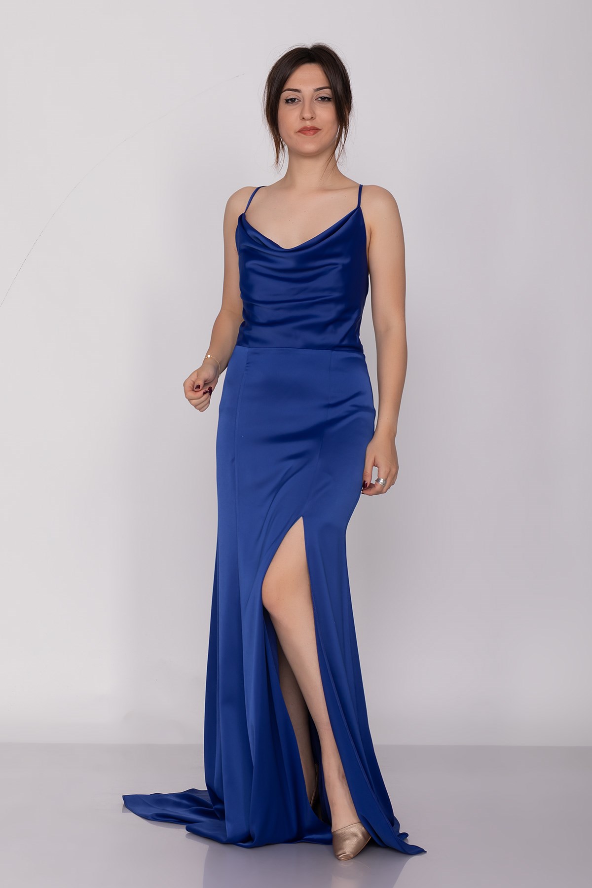 2125 Şalyaka İpli Yırtmaç ve Kuyruklu İpek Saten Uzun Abiye