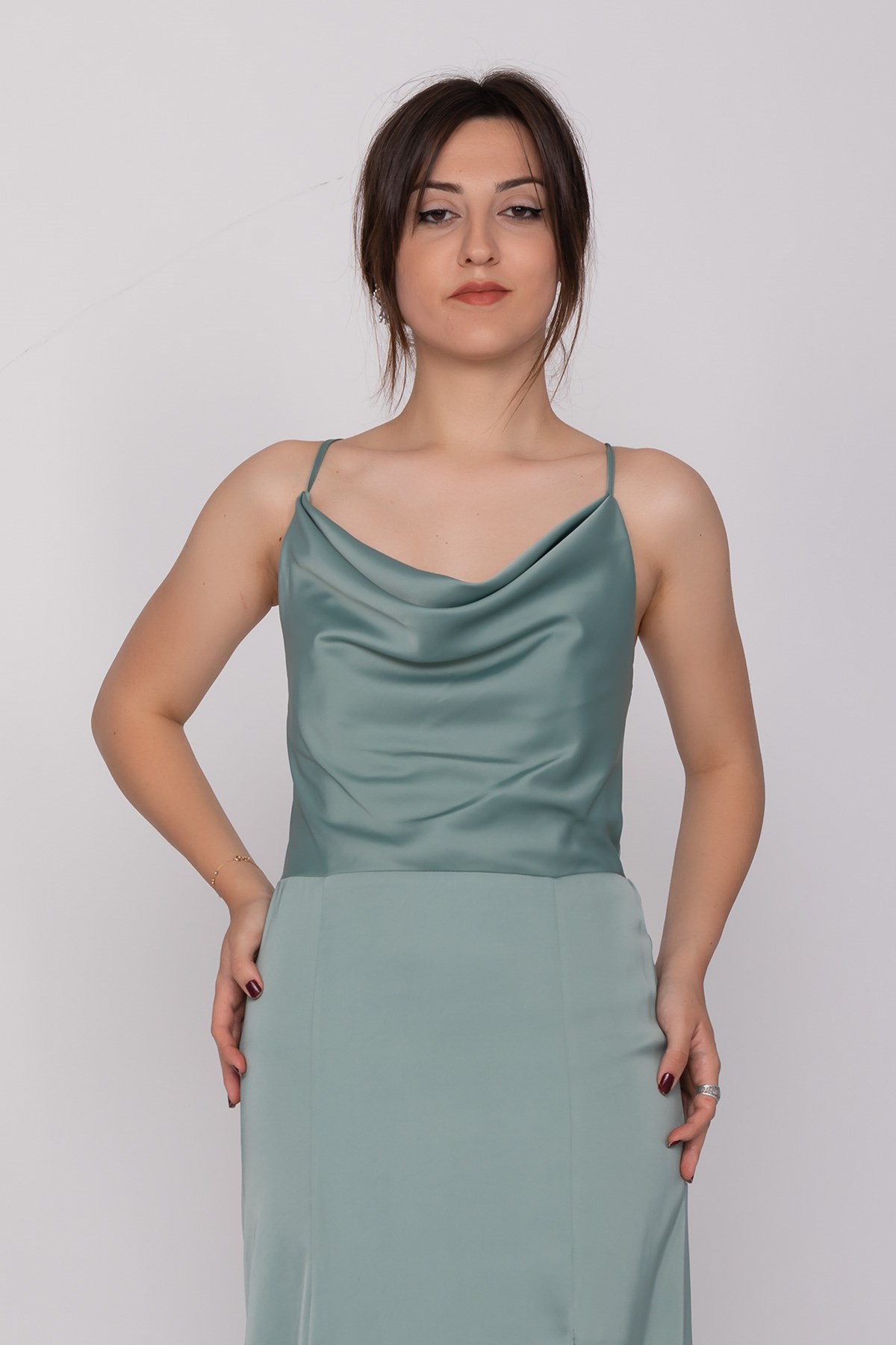 2125 Şalyaka İpli Yırtmaç ve Kuyruklu İpek Saten Uzun Abiye