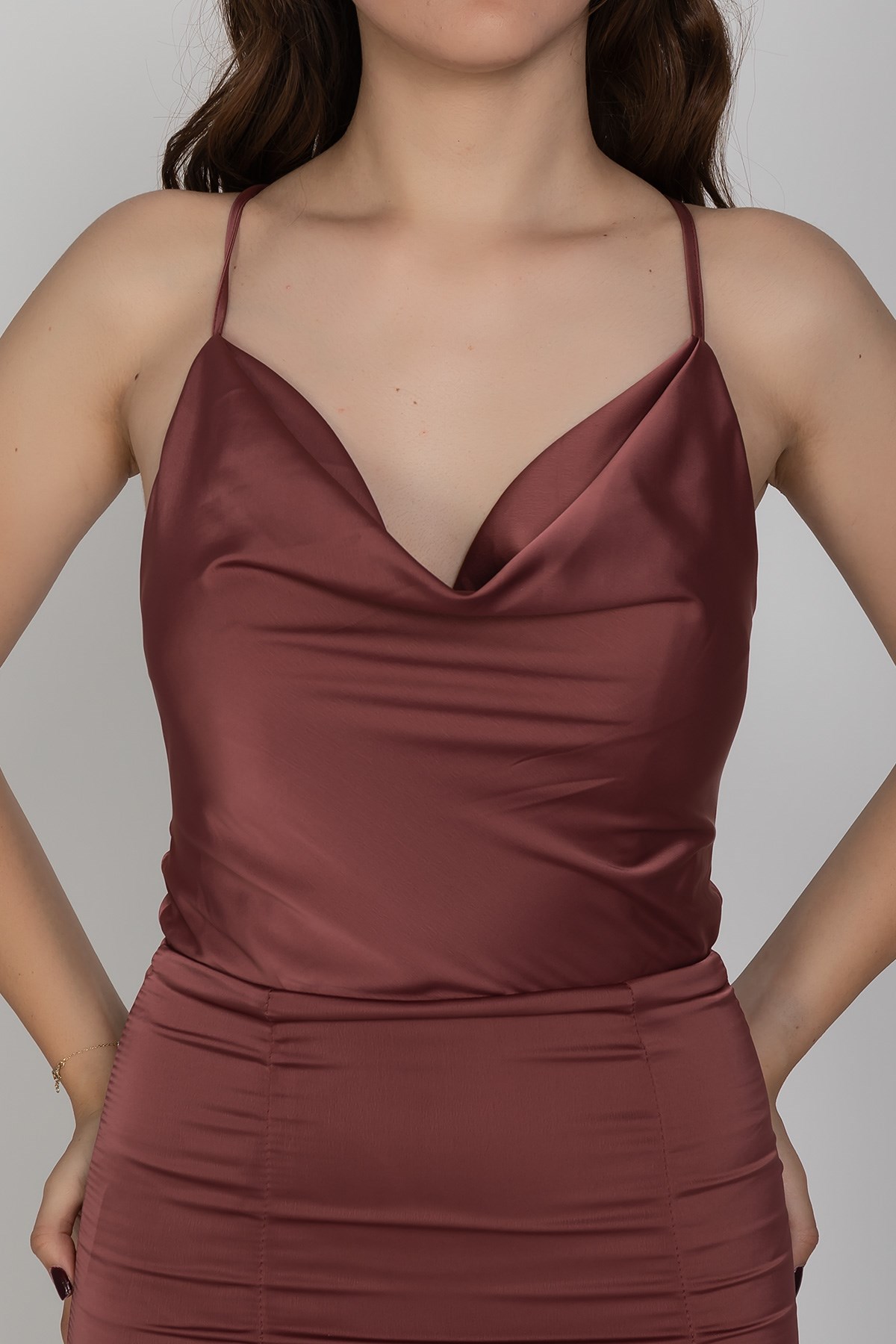 2125 Şalyaka İpli Yırtmaç ve Kuyruklu İpek Saten Uzun Abiye