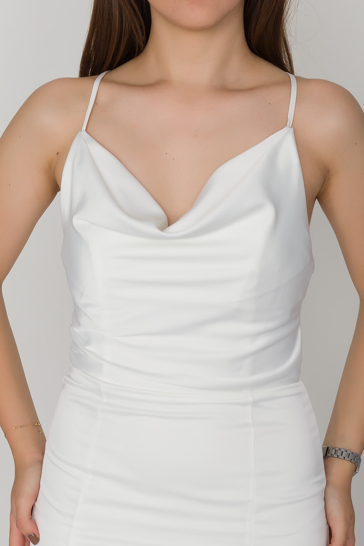 2125 Şalyaka İpli Yırtmaç ve Kuyruklu İpek Saten Uzun Abiye