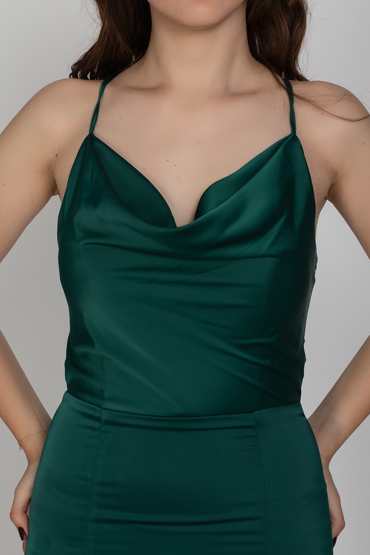 2125 Şalyaka İpli Yırtmaç ve Kuyruklu İpek Saten Uzun Abiye