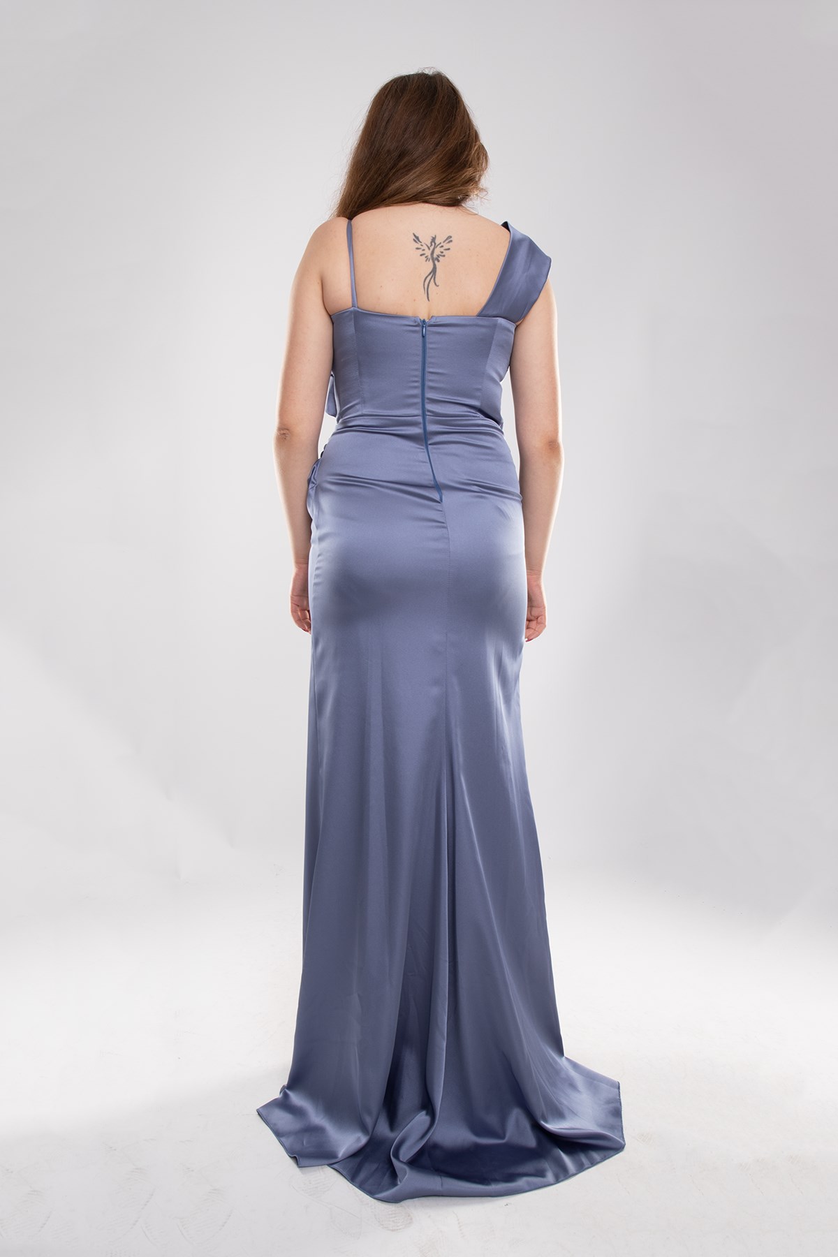 22005 Tam Seri Gögüs Taş İşleme Beli Drape Saten Yırtmaçlı Uzun Elbise