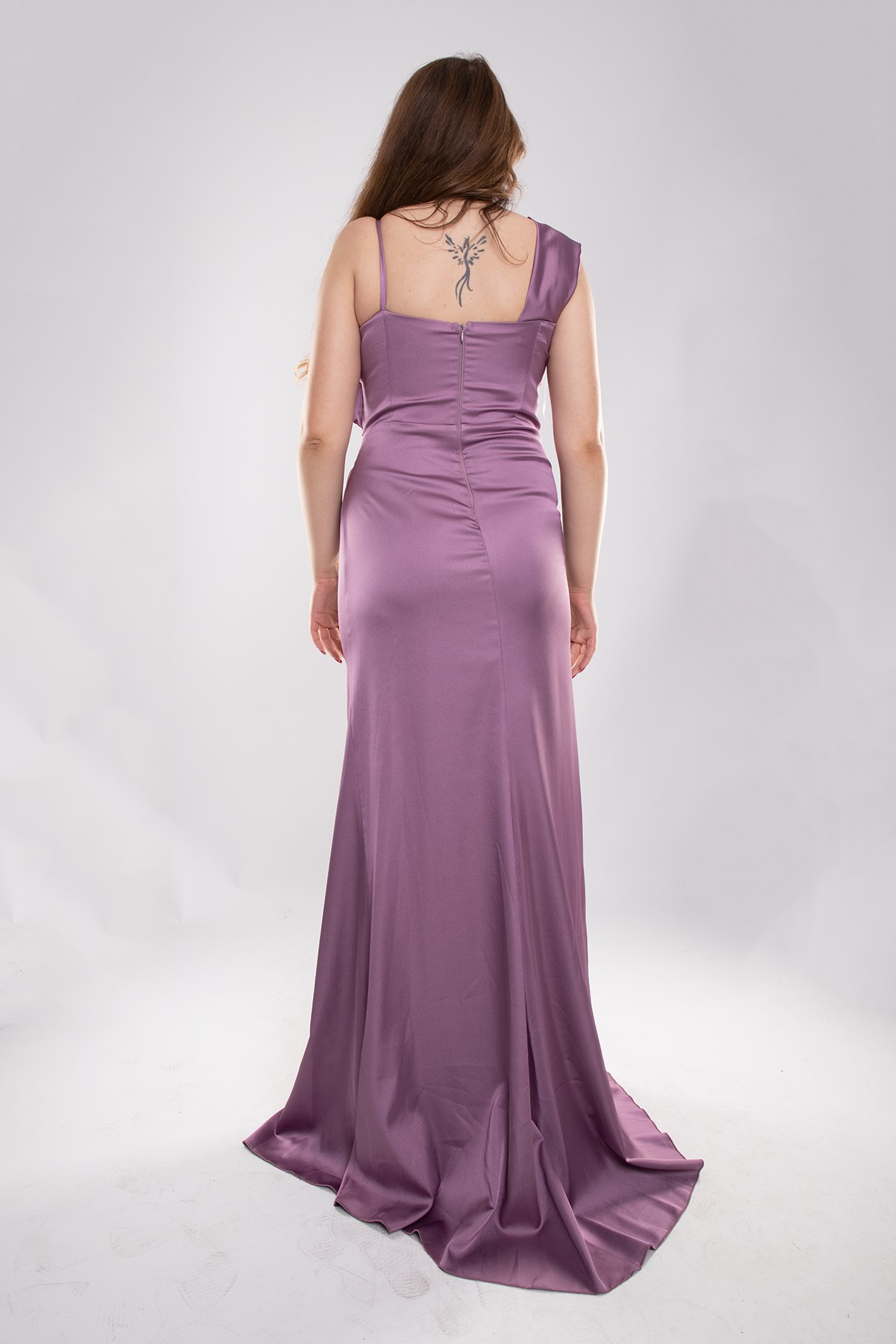 22005 Tam Seri Gögüs Taş İşleme Beli Drape Saten Yırtmaçlı Uzun Elbise