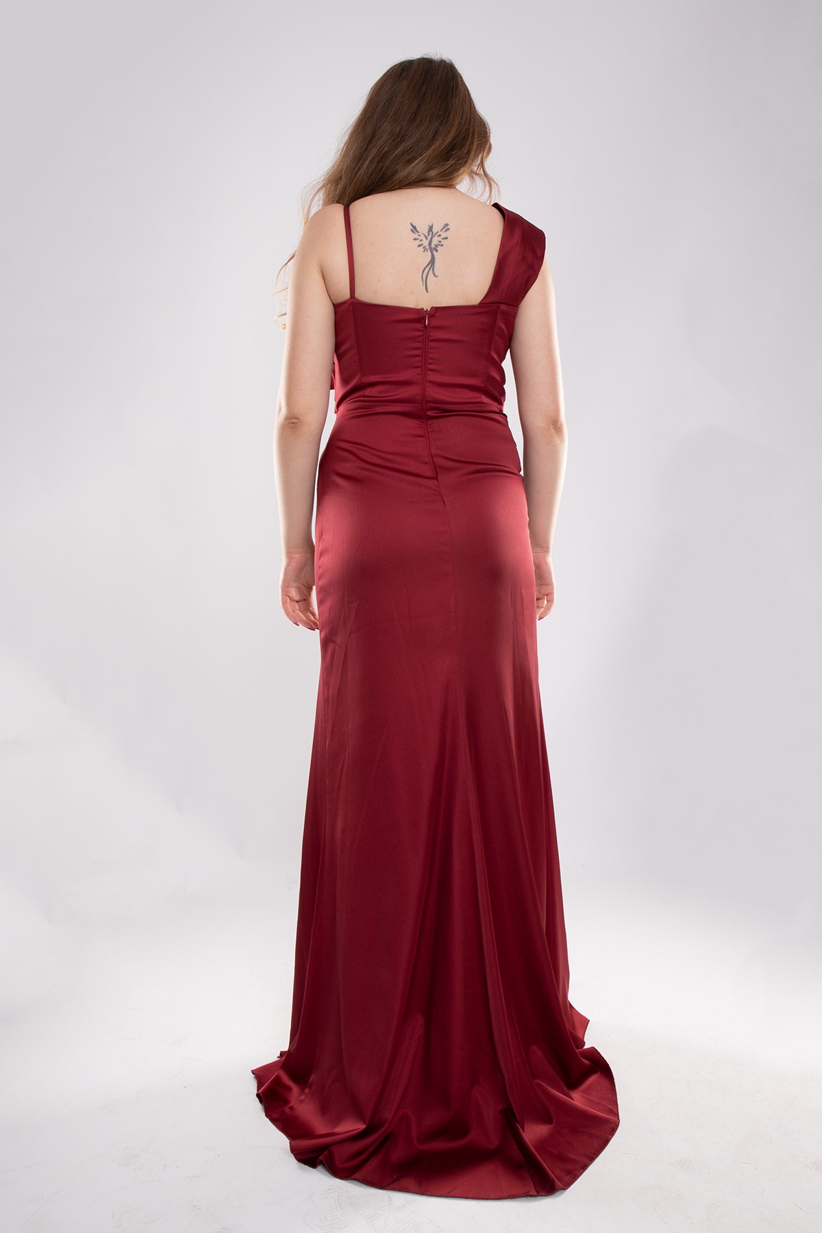 22005 Tam Seri Gögüs Taş İşleme Beli Drape Saten Yırtmaçlı Uzun Elbise