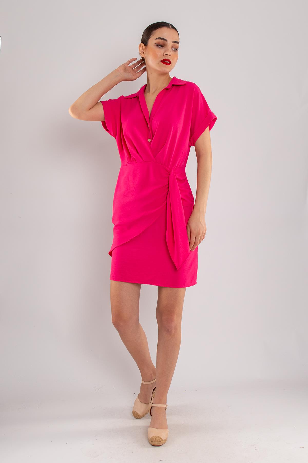 23Y2080 Ayrobin Önü Düğmeli Yandan Büzgülü Drapelı Kısa Krinkıl Elbise