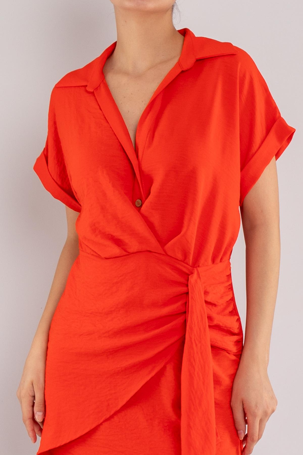 23Y2080 Ayrobin Önü Düğmeli Yandan Büzgülü Drapelı Kısa Krinkıl Elbise