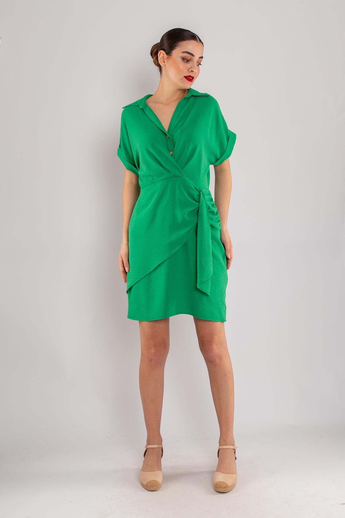 23Y2080 Ayrobin Önü Düğmeli Yandan Büzgülü Drapelı Kısa Krinkıl Elbise