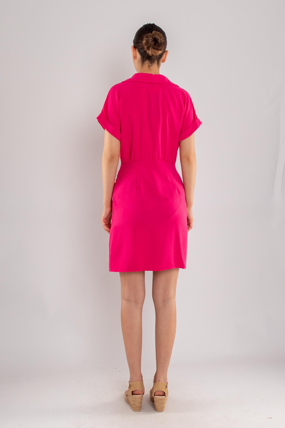 23Y2080 Ayrobin Önü Düğmeli Yandan Büzgülü Drapelı Kısa Krinkıl Elbise