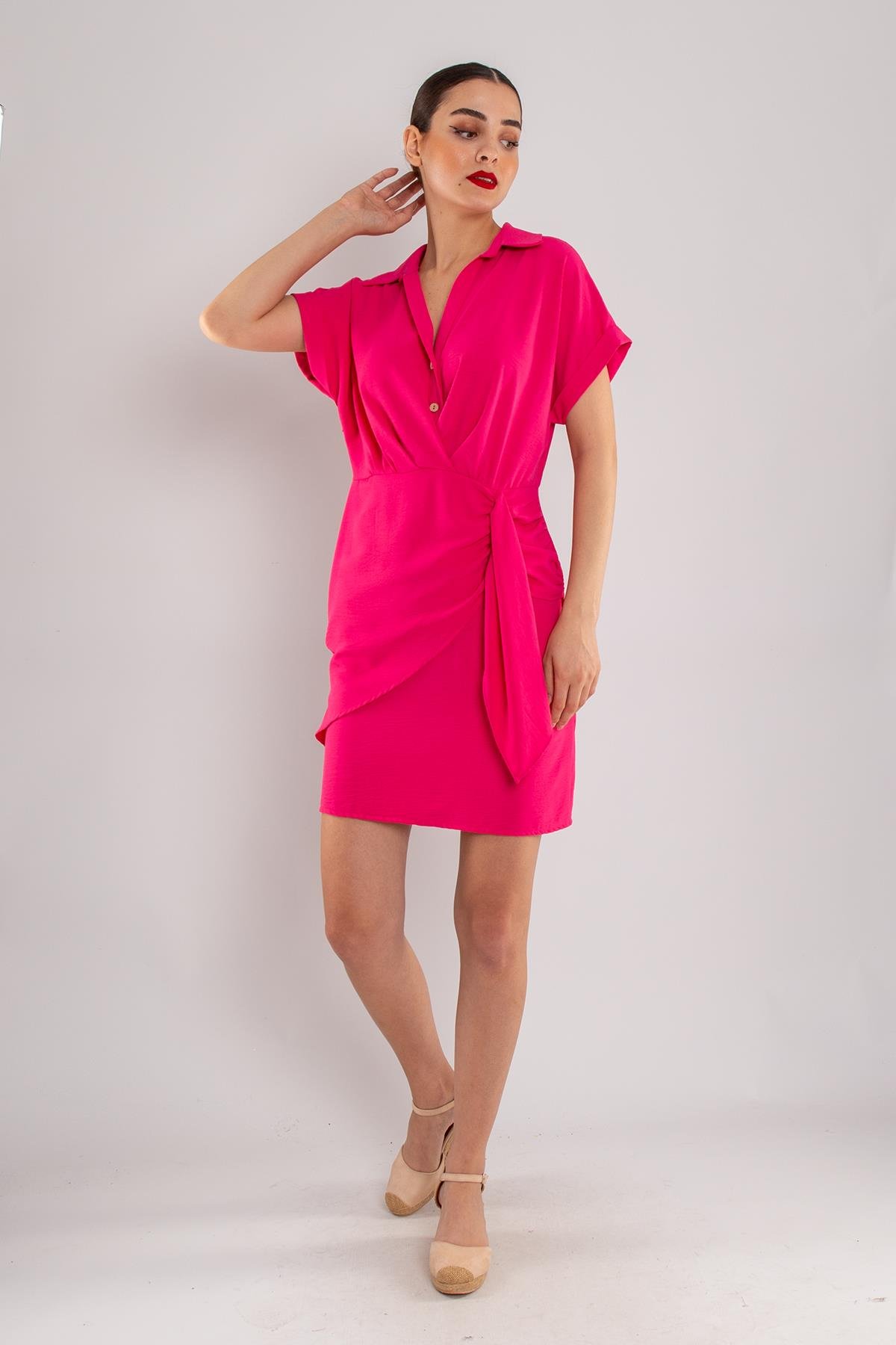 23Y2080 Ayrobin Önü Düğmeli Yandan Büzgülü Drapelı Kısa Krinkıl Elbise