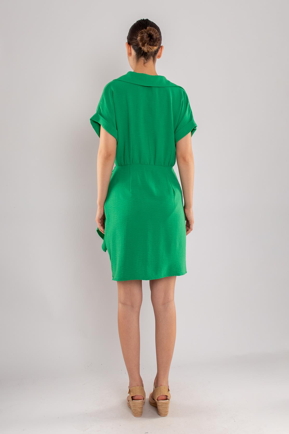 23Y2080 Ayrobin Önü Düğmeli Yandan Büzgülü Drapelı Kısa Krinkıl Elbise