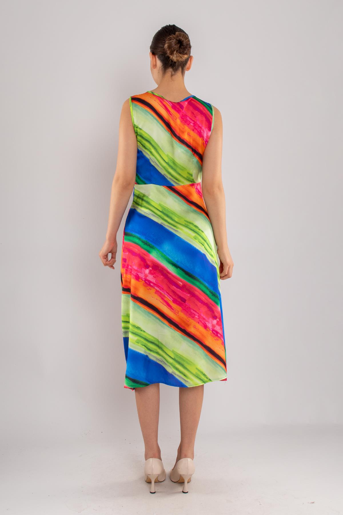 23Y2109 Önü Büzgülü Saten Şifon Kolsuz Karışık Renkli Midiboy Elbise