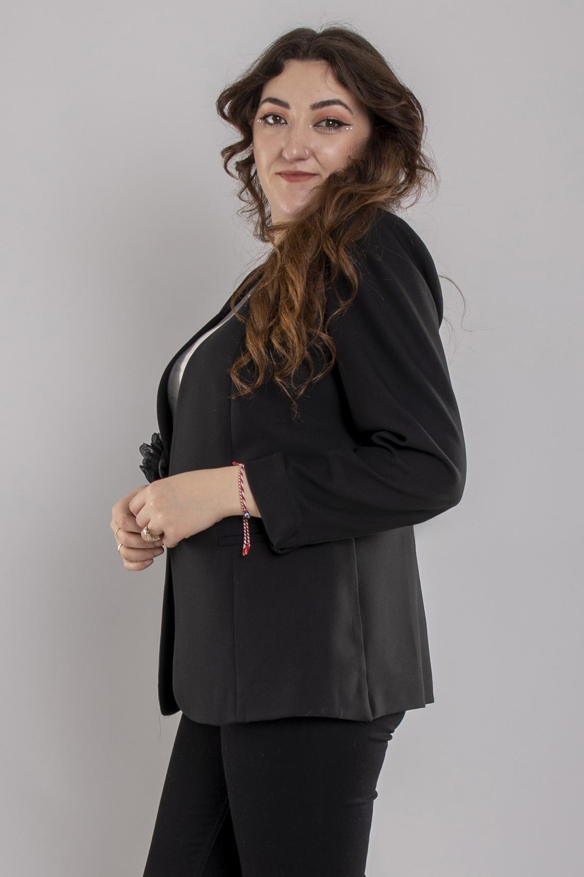 246 Büyük Beden Yakasız Agraflı Kol Detay Gül Broşlu Ceket