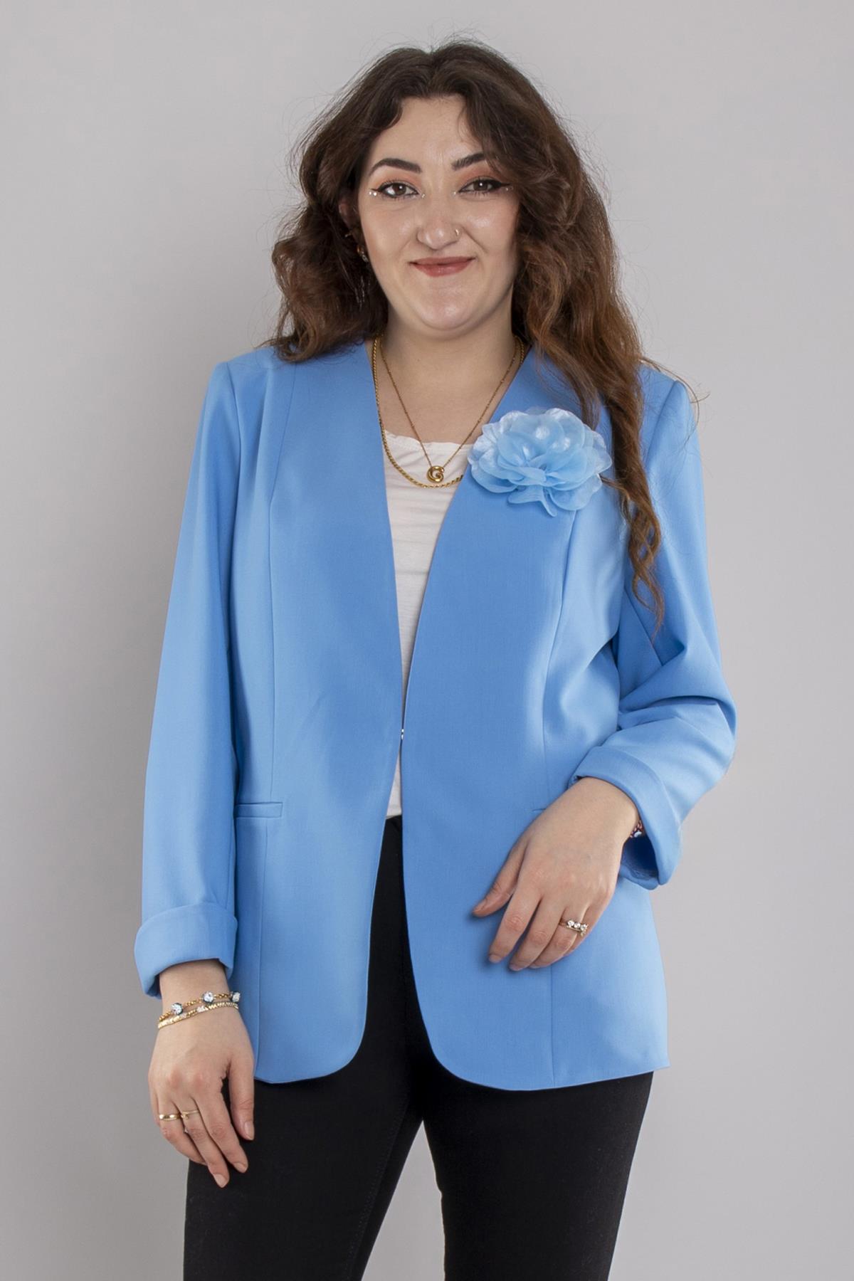 246 Büyük Beden Yakasız Agraflı Kol Detay Gül Broşlu Ceket