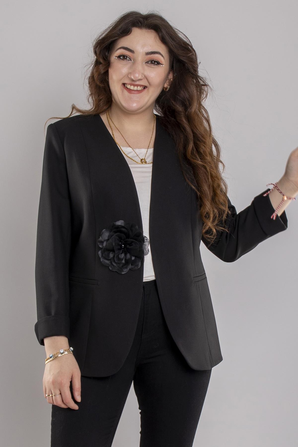 246 Büyük Beden Yakasız Agraflı Kol Detay Gül Broşlu Ceket