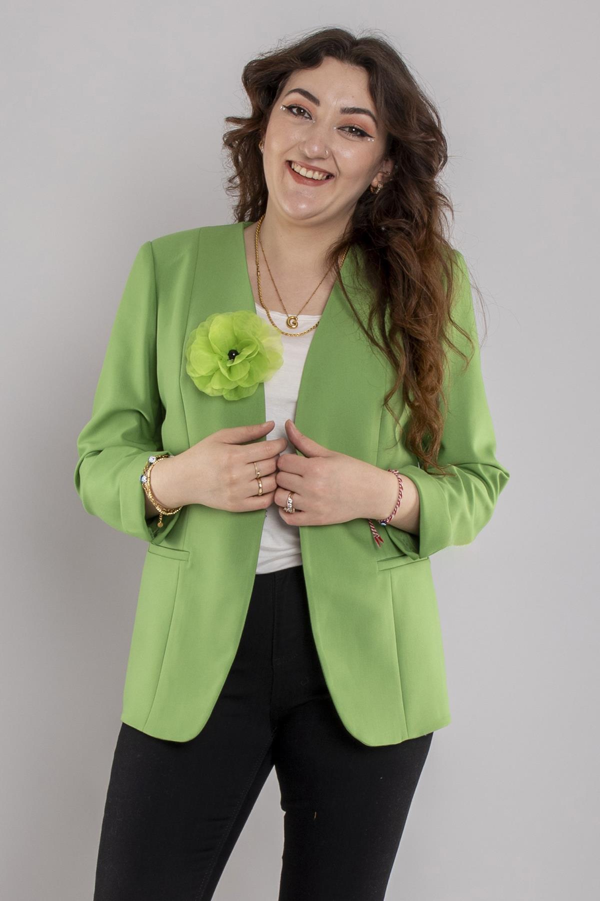 246 Büyük Beden Yakasız Agraflı Kol Detay Gül Broşlu Ceket